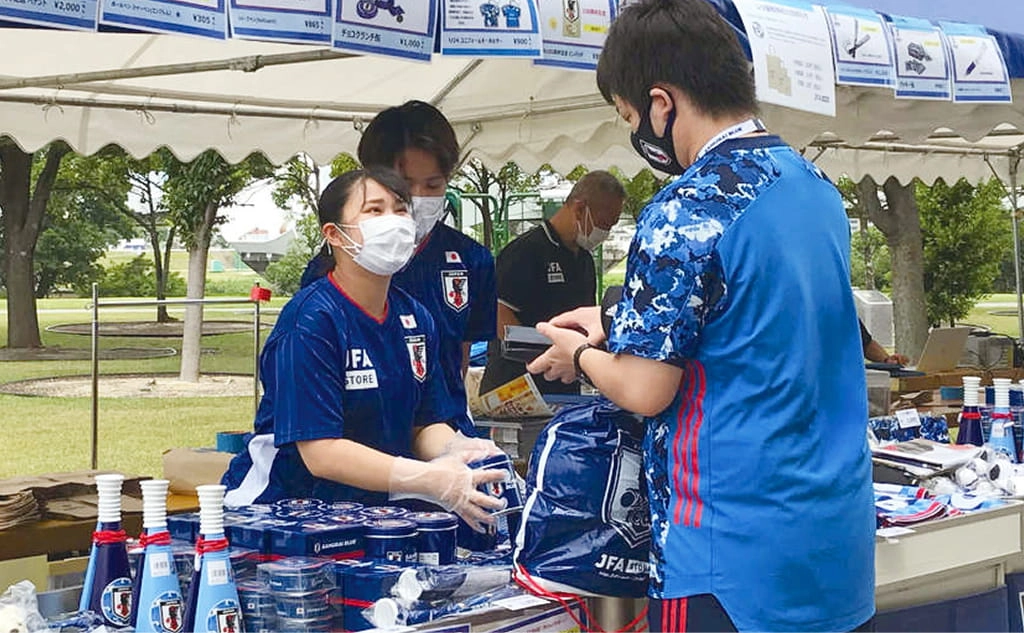 サッカー日本代表戦グッズ販売実習の様子