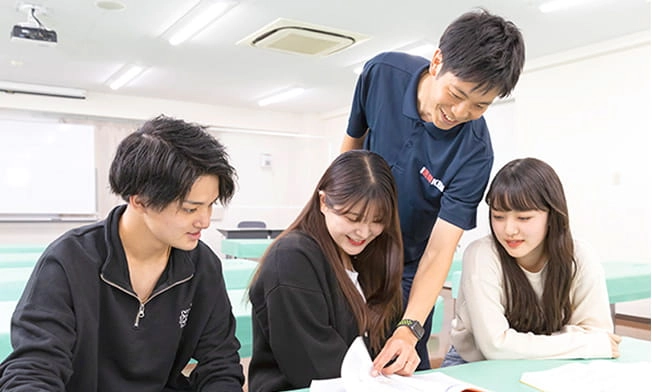 仲間と勉強している様子