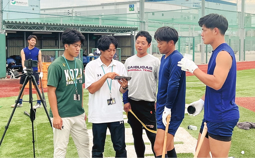 プロから指導を受けている様子