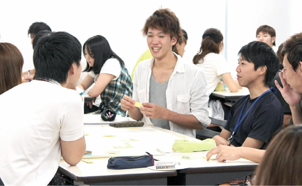 複数の学生が集まり話している様子