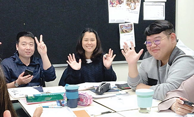 現地学生と学ぶ