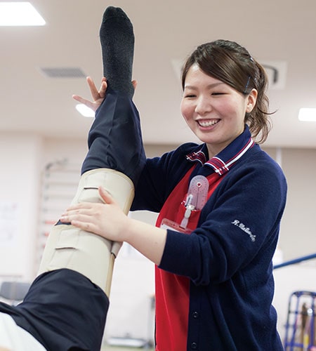 施術をする理学療法士の人