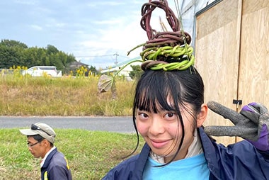 手作りツルリースを頭に乗せる学生