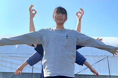 クラスメイトと写真を撮る学生
