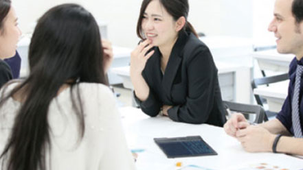 話し合う学生たち
