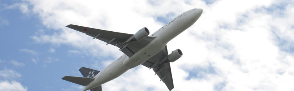 空を飛ぶ飛行機