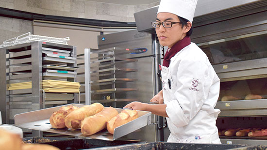 パンを焼く学生