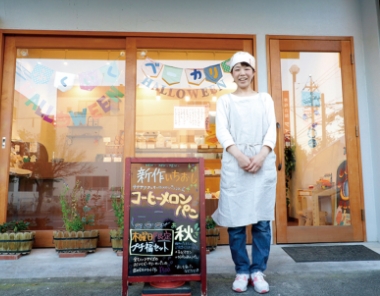 ふくいくベーカリーの外観と坂野さん